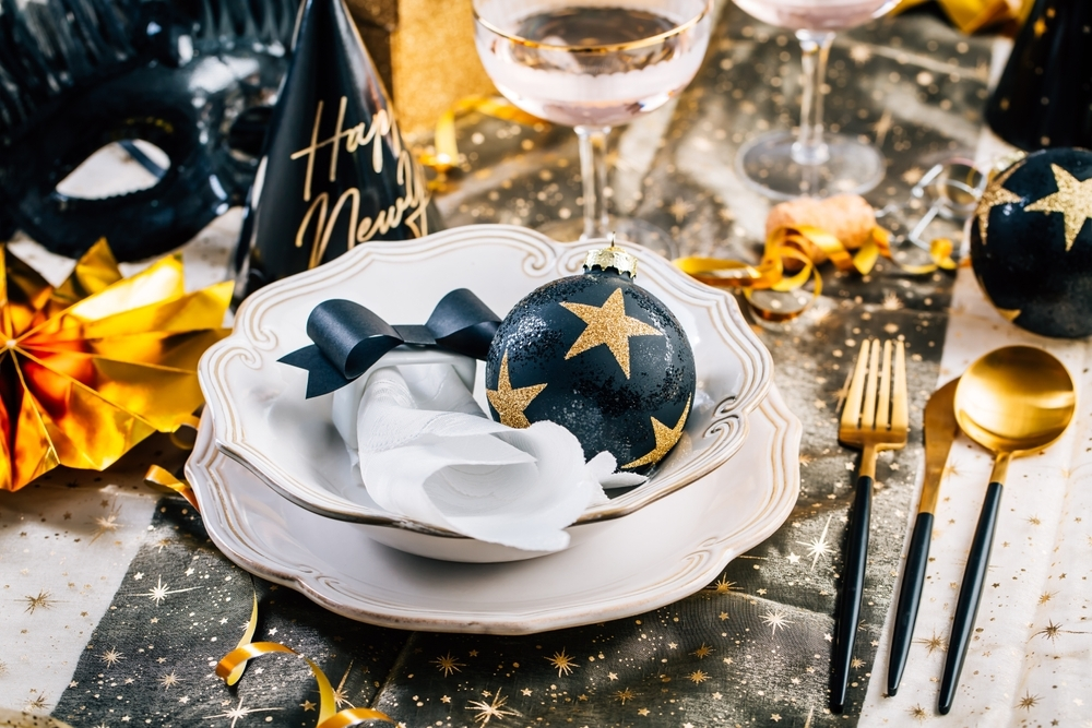 How to decorate a festive New Year's Eve table