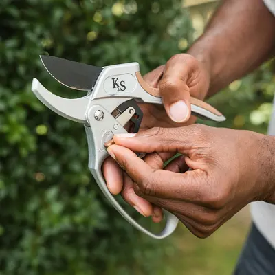 Kent & Stowe SureCut Hard Wood Anvil Ratchet Secateurs - image 2