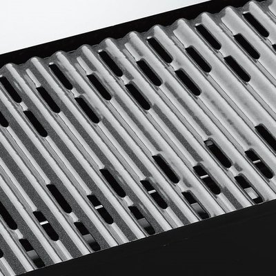 Porcelain-enamelled, steel cooking grate