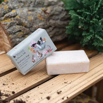 Wrendale Soap Dry Amber & Honeysuckle - Gardener's Exfoliating Soap - image 2