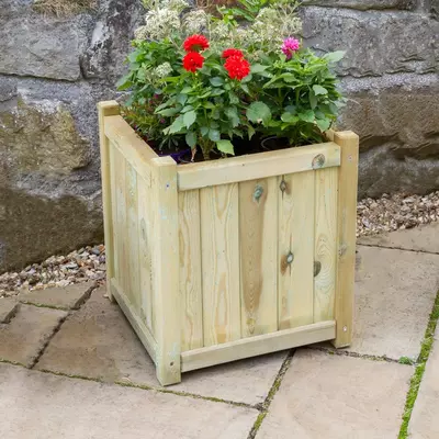 Holywell planter medium